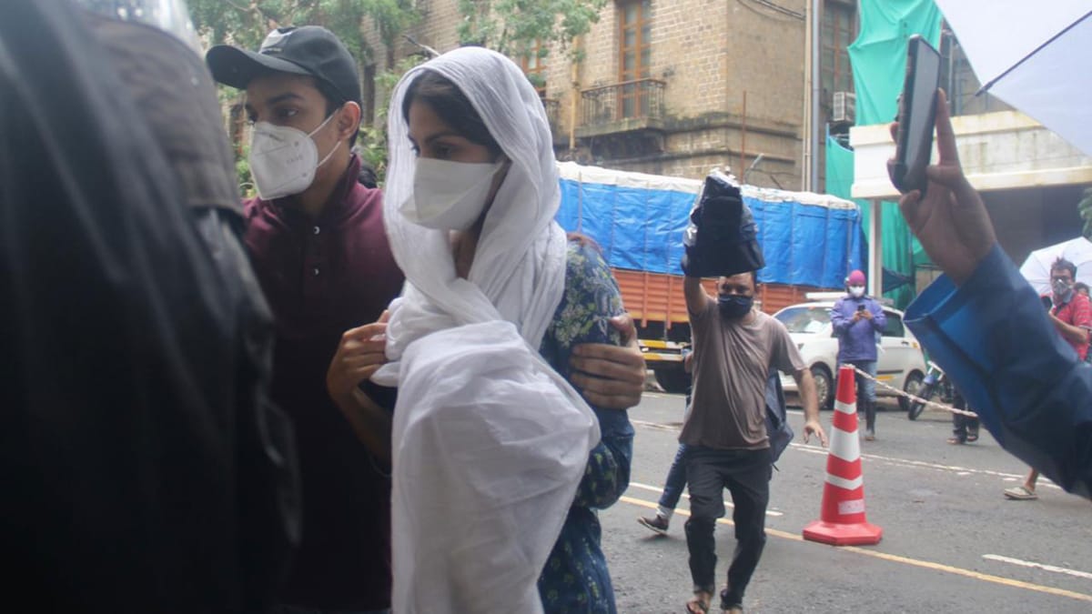 कैमरे से बचतीं निकलीं रिया