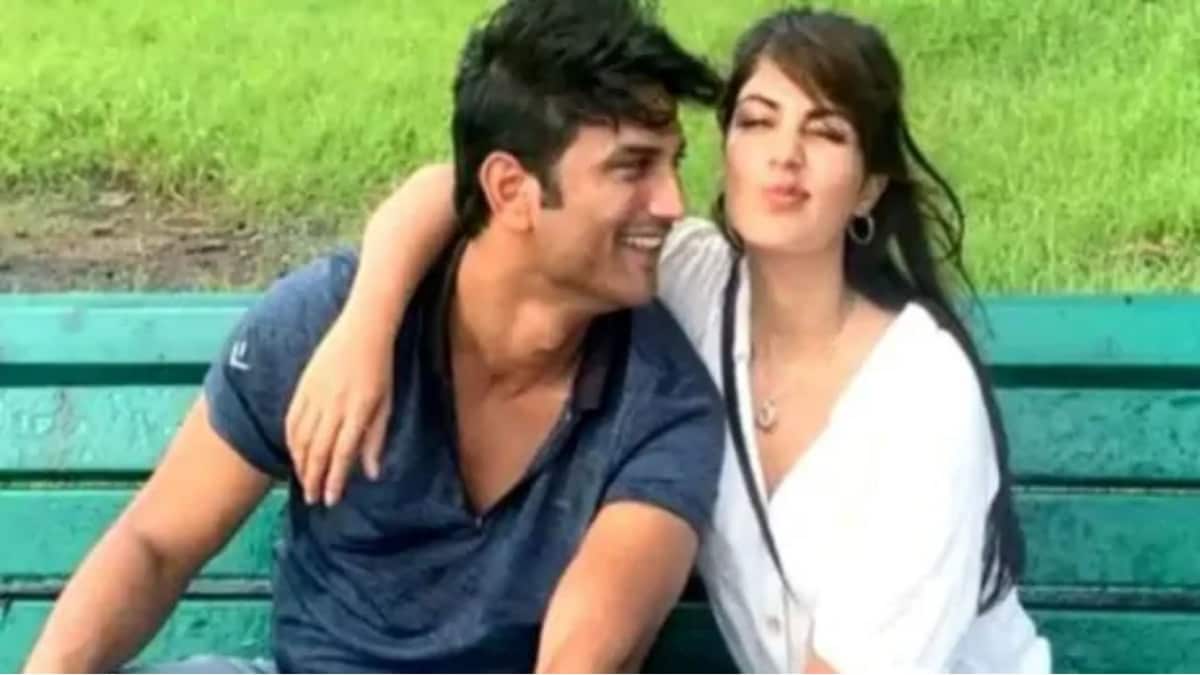 मशहूर बॉलीवुड एक्टर सुशांत सिंह राजपूत और रिया चक्रवर्ती (फाइल फोटो)