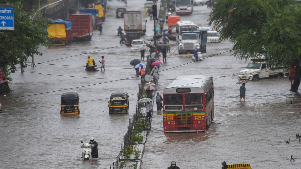Vehciles ply on waterlogged street in Mumbai (File-PTI)