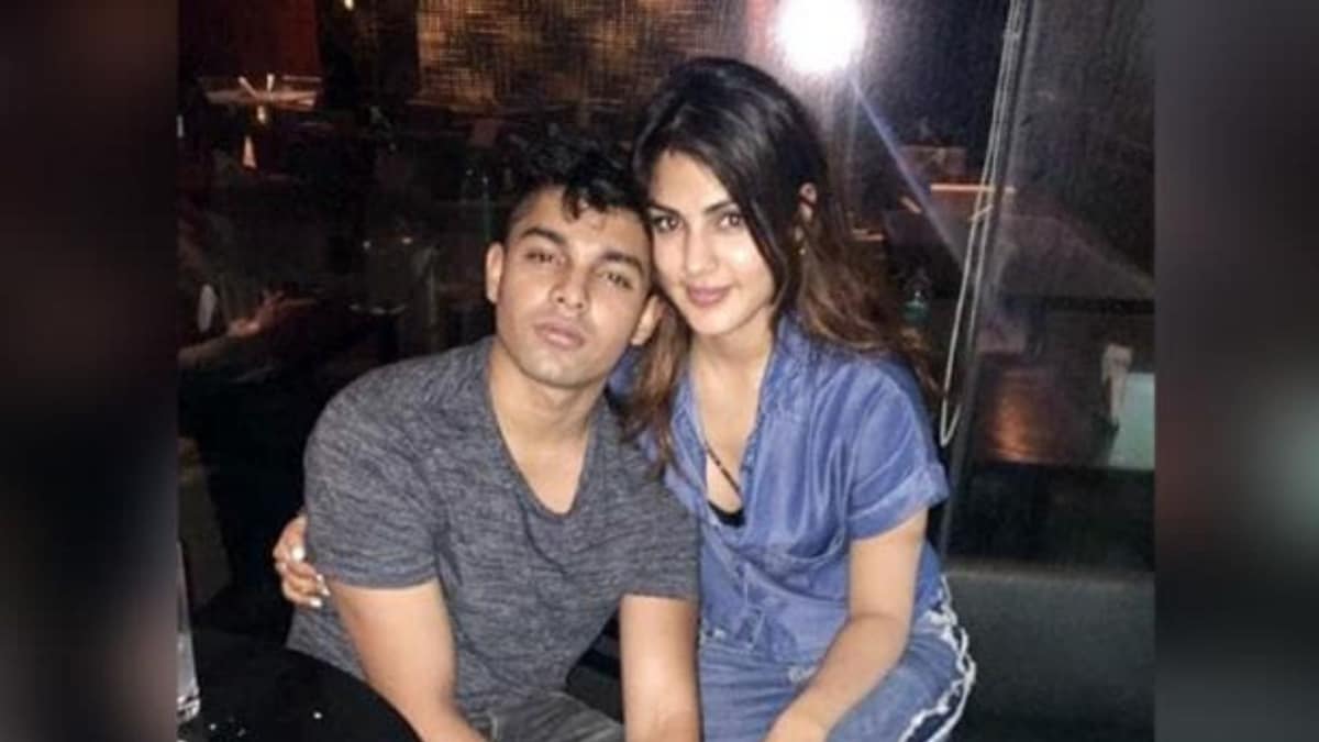 रिया चक्रवर्ती और उनका भाई शौविक चक्रवर्ती (File Photo)