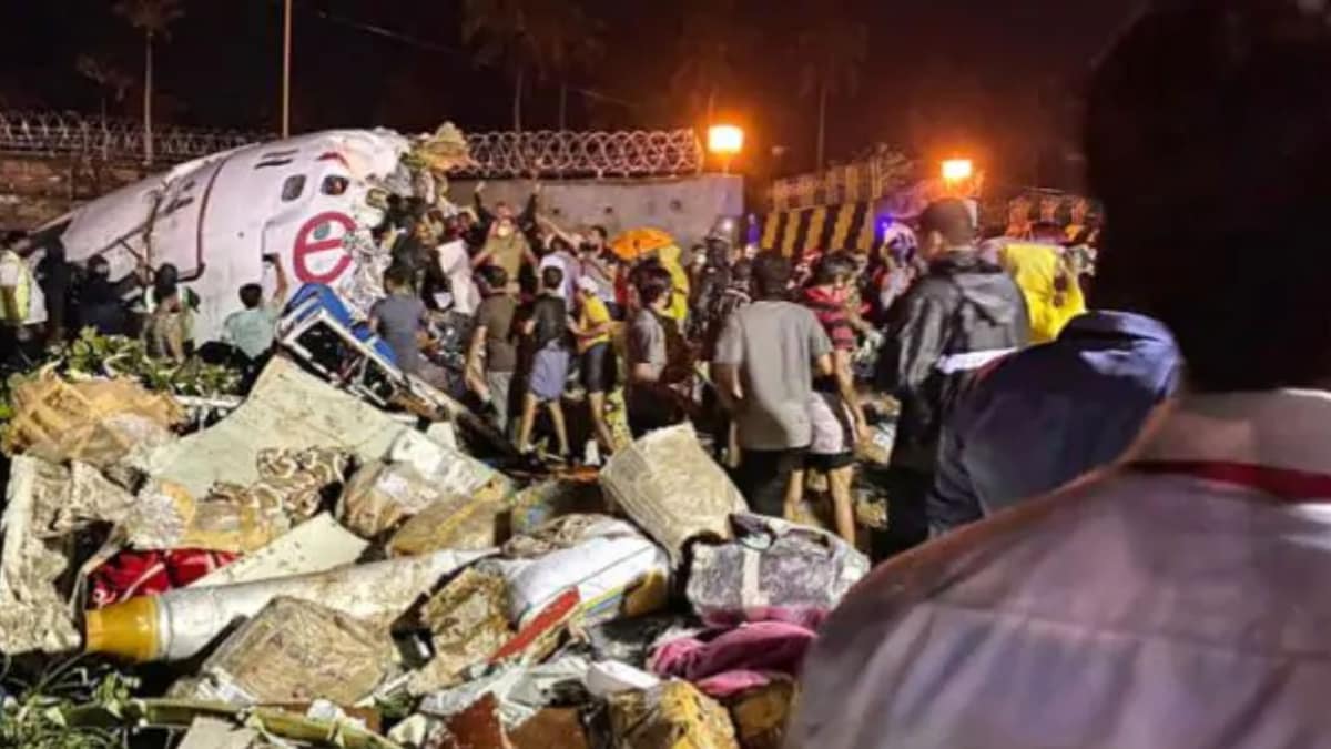 केरल में कोझिकोड एयरपोर्ट पर हुआ विमान हादसा (फोटो- PTI)