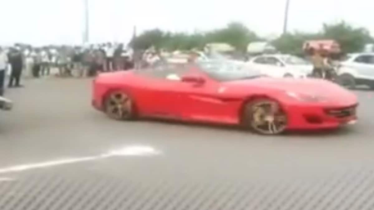 फेरारी कार से बीच सड़क पर स्टंट  (File- Video Grab)