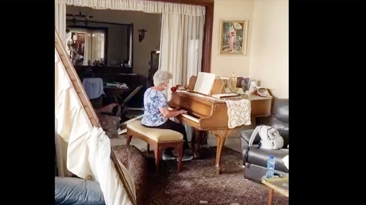 बेरूत ब्लास्ट के बाद पियानो बजाती महिला