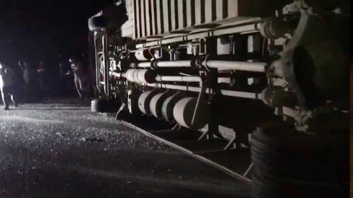 इटावा में लखनऊ-आगरा एक्सप्रेस वे पर बस पलटी