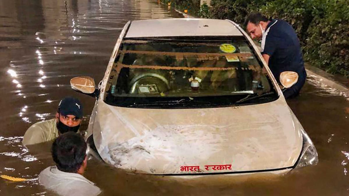 पानी के तेज बहाव में गाड़ियां बहने लगीं (फोटो-PTI)