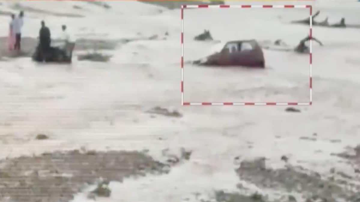 ऋषिकेश-हरिद्वार बायपास पर बह गई कार