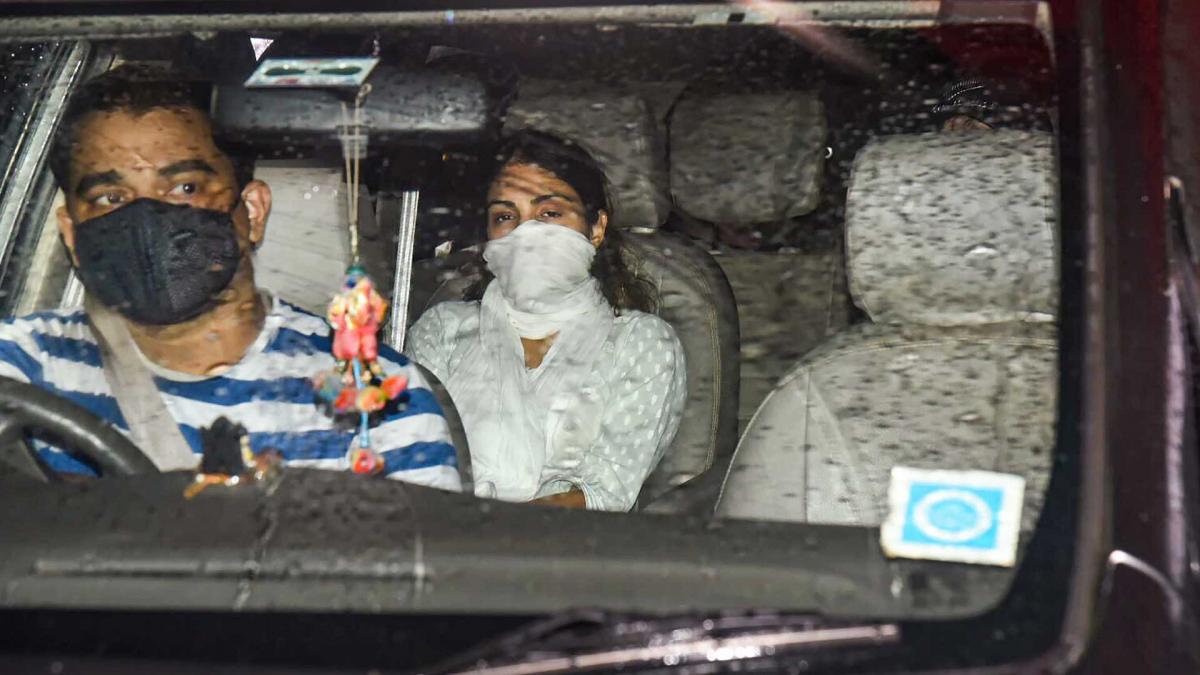 रिया चक्रवर्ती से CBI की पूछताछ (फोटो-PTI)