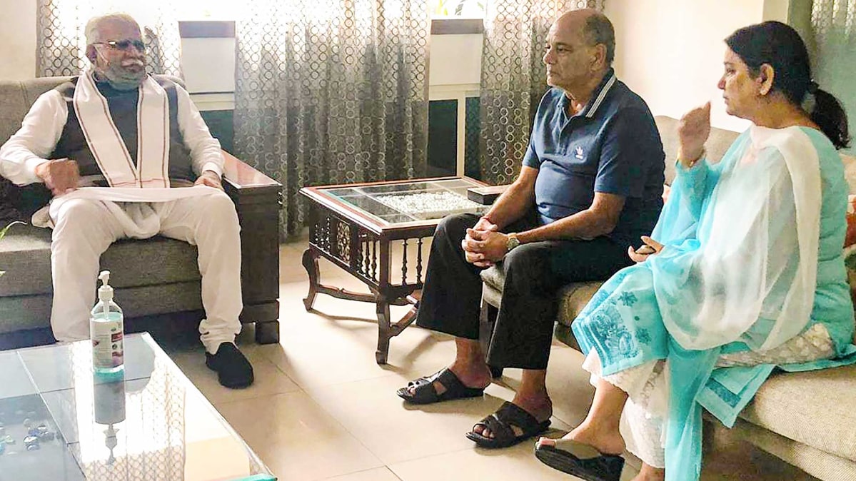 सीएम खट्टर से मिले सुशांत के पिता और बहन (फोटो-PTI)