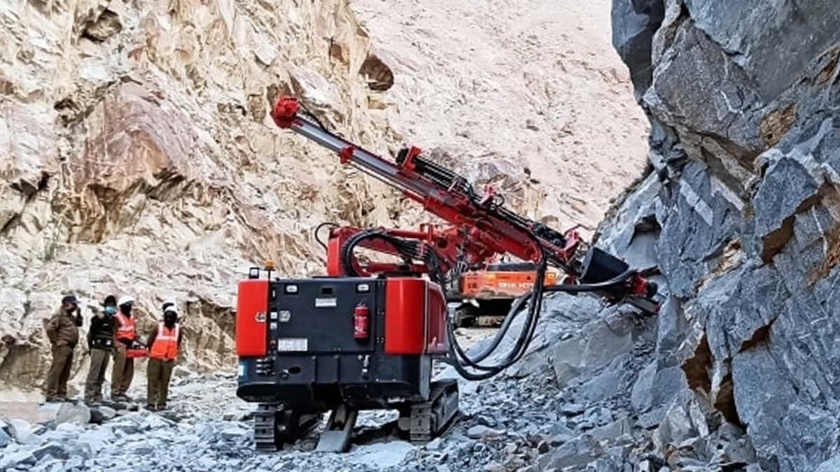 The construction on DS-DBO road (Photo: Kirpal Singh/India Today)