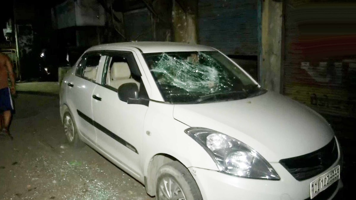 Unknown people vandalised several vehicles and allegedly fired in Mori Gate area delhi