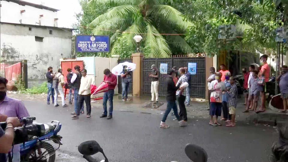 सिद्धार्थ, नीरज सिंह और दीपेश सावंत को DRDO ऑफिस लाया गया (फोटो-ANI)