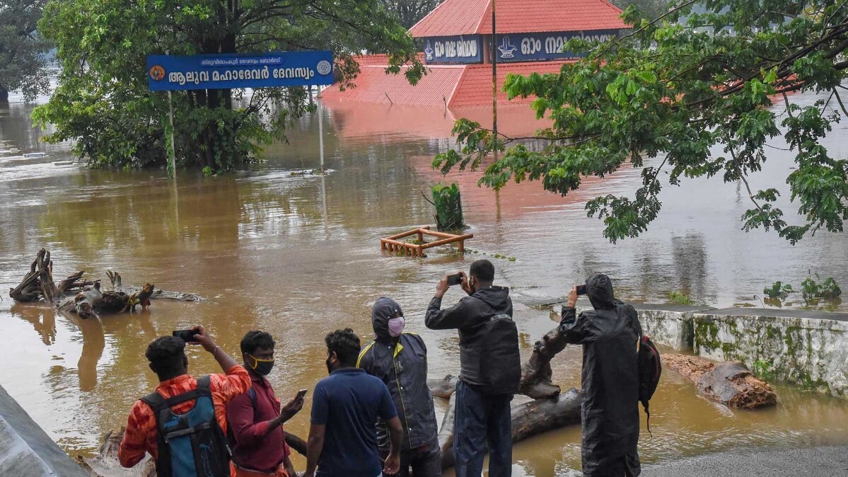 उत्तर से दक्षिण तक बाढ़ (फोटो-PTI)