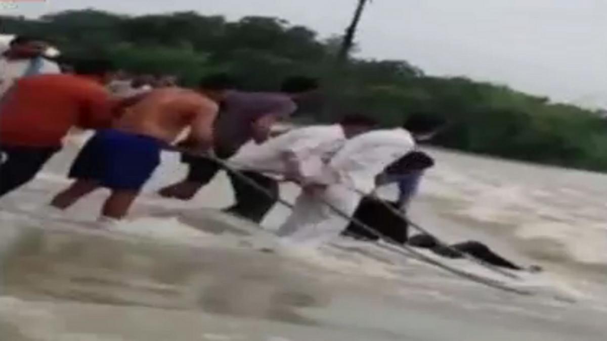 बाढ़ में फंसे बाइक सवार