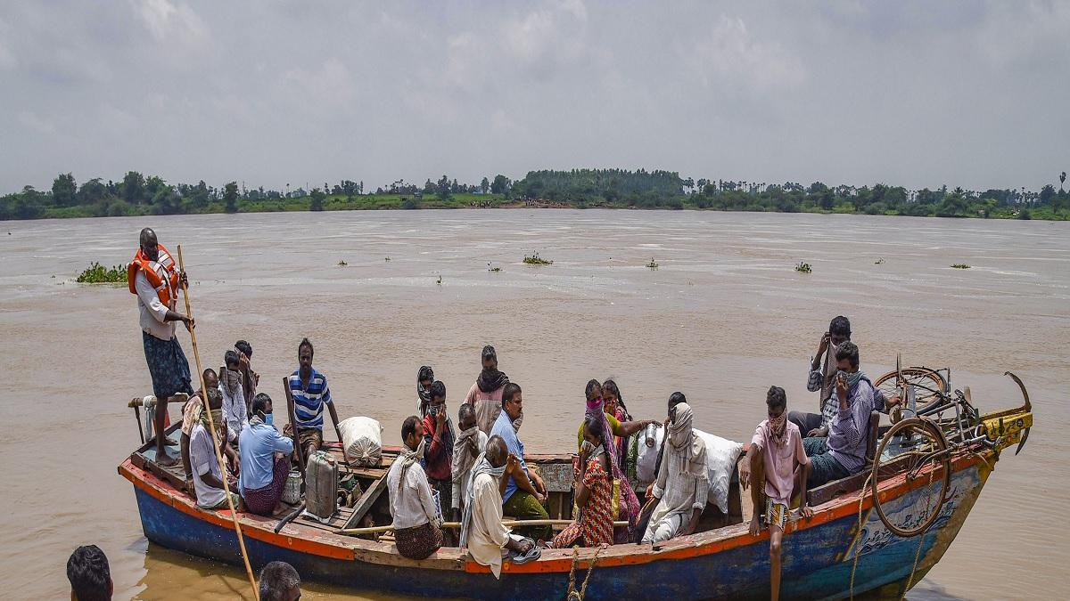 बाढ़ से बेहाल हुए देश के कई हिस्से (तस्वीर-PTI)