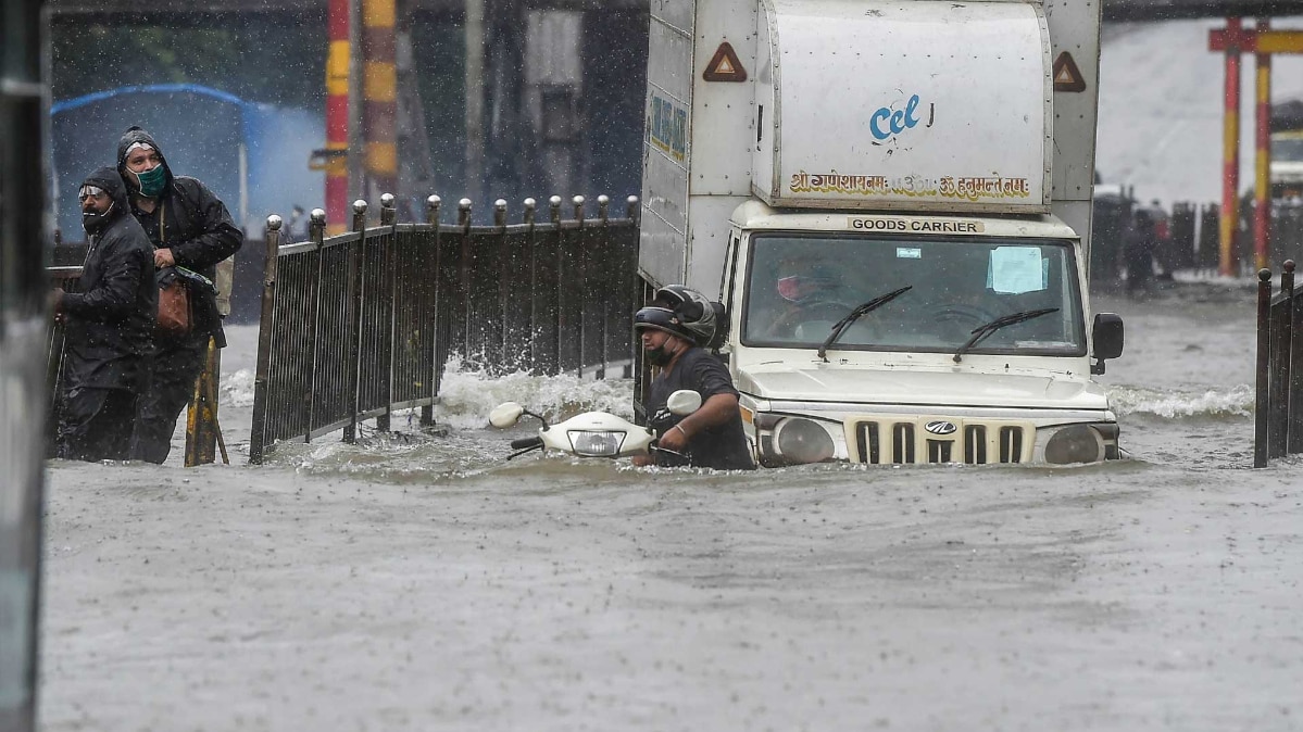 भारी बारिश से सड़क पर फंसे वाहन (फोटो-PTI)