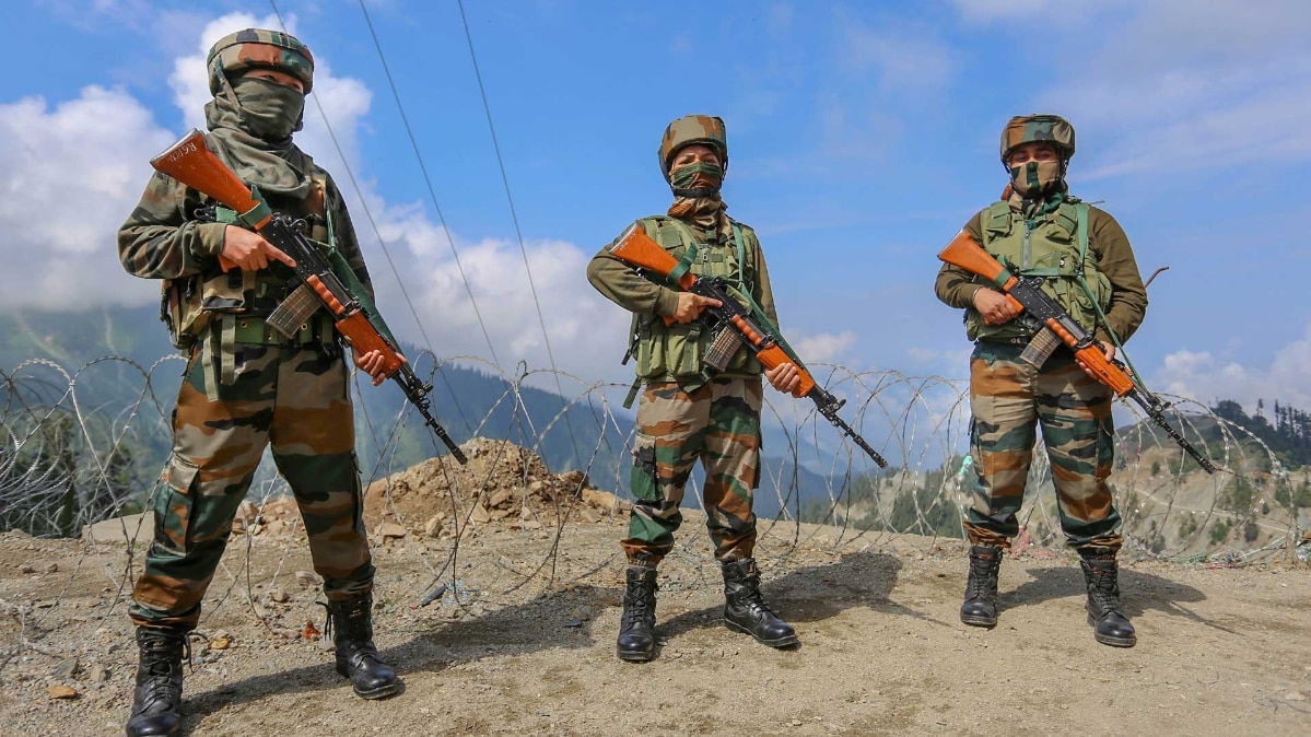 सीमा पर तैनात भारतीय सेना (फोटो-PTI)