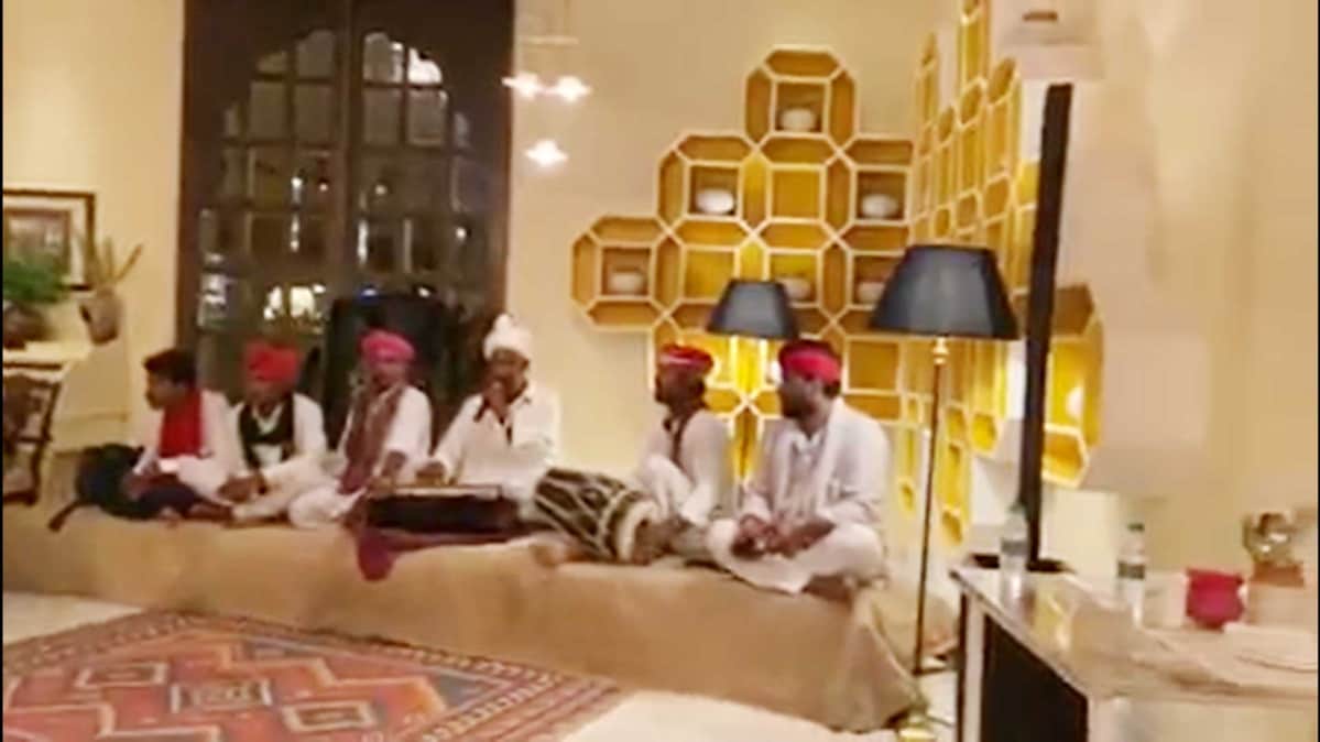 राजस्थान: जैसलमेर के होटल में मंत्री-विधासक सुन रहे स्थानीय संगीत