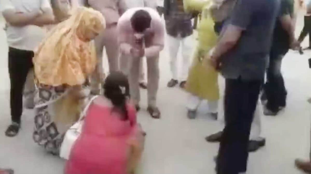 कानपुर के डीएम के पैर पड़ती मृतक इंजीनियर की बेटी