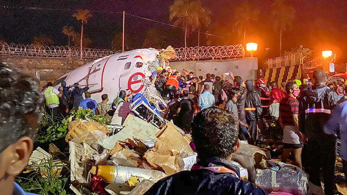 Kerala Plane Crash: रनवे से फिसला एयर इंडिया का विमान (फोटो-PTI)