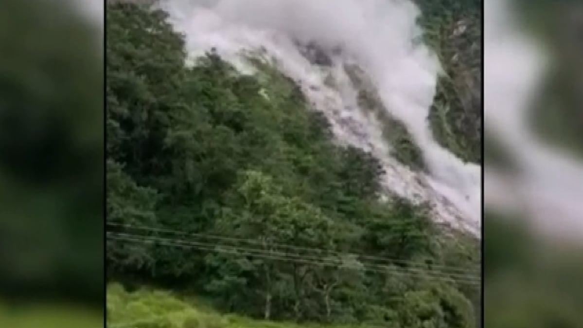 पहाड़ों से मैदान तक कुदरत का कोहराम,