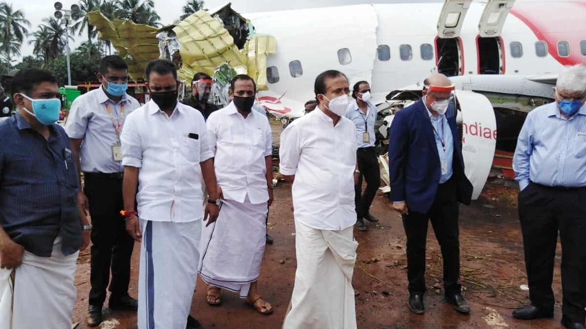 क्रैश साइट पर पहुंचे एअर इंडिया के अधिकारी और मंत्री