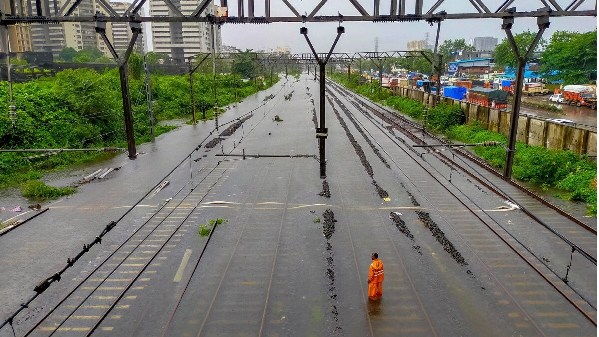Red alert issued for 'extremely heavy' rains in Mumbai (Photo- PTI)