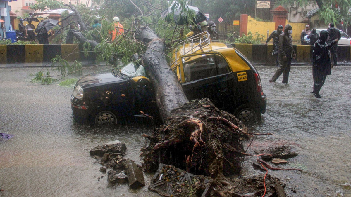 Heavy rain and high-velocity winds lash Mumbai region (Photo- PTI)