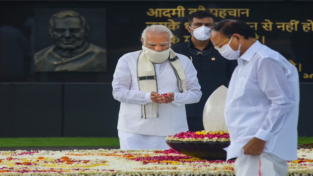 अटल समाधि स्थल पर पीएम मोदी के साथ उपराष्ट्रपति वैंकैया नायडू (तस्वीर-PTI)