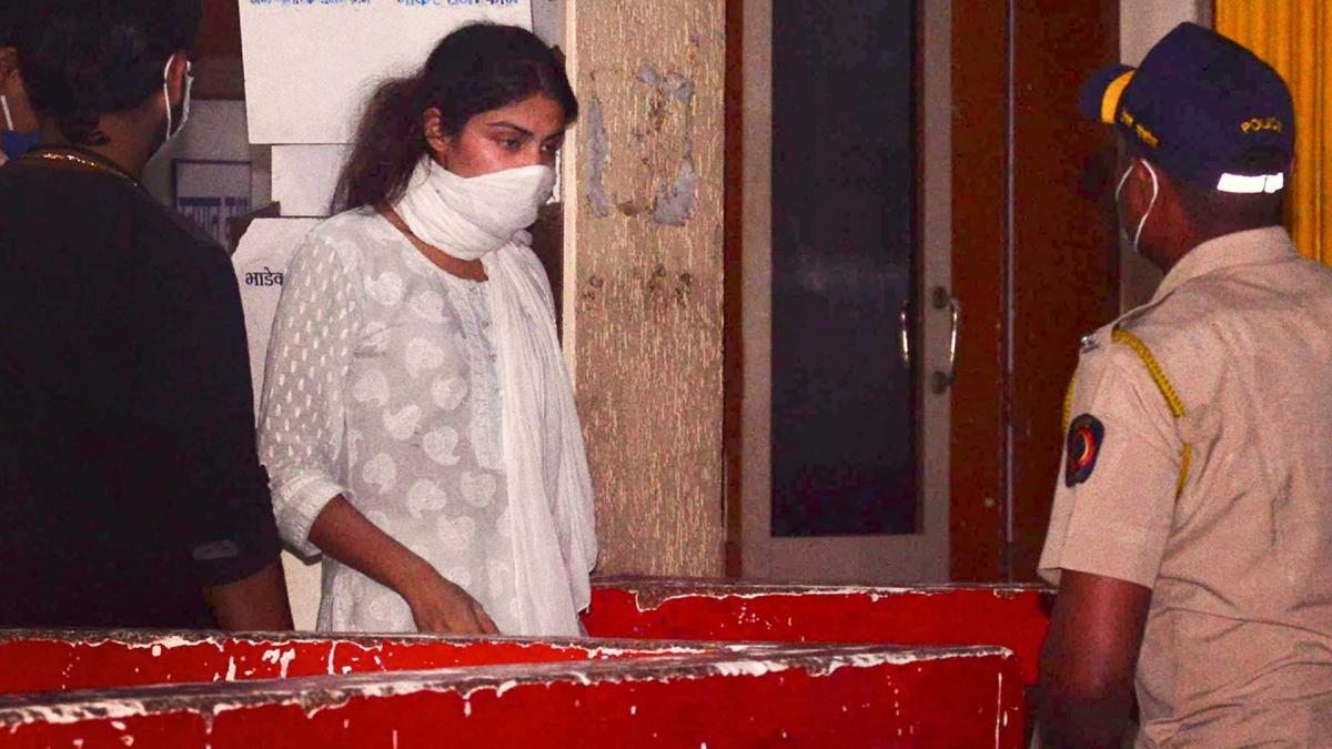 सांताक्रूज पुलिस स्टेशन पहुंचीं रिया चक्रवर्ती (फोटो-PTI)