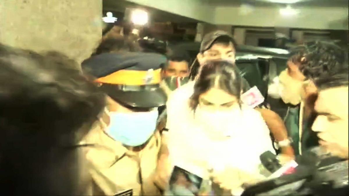 CBI पूछताछ के बाद घर पहुंची रिया (फोटो-ANI)