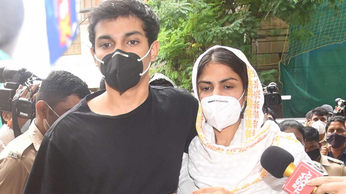 Sushant Singh Rajput Case: रिया चक्रवर्ती का परिवार सीबीआई की रडार पर (फोटो-PTI) 