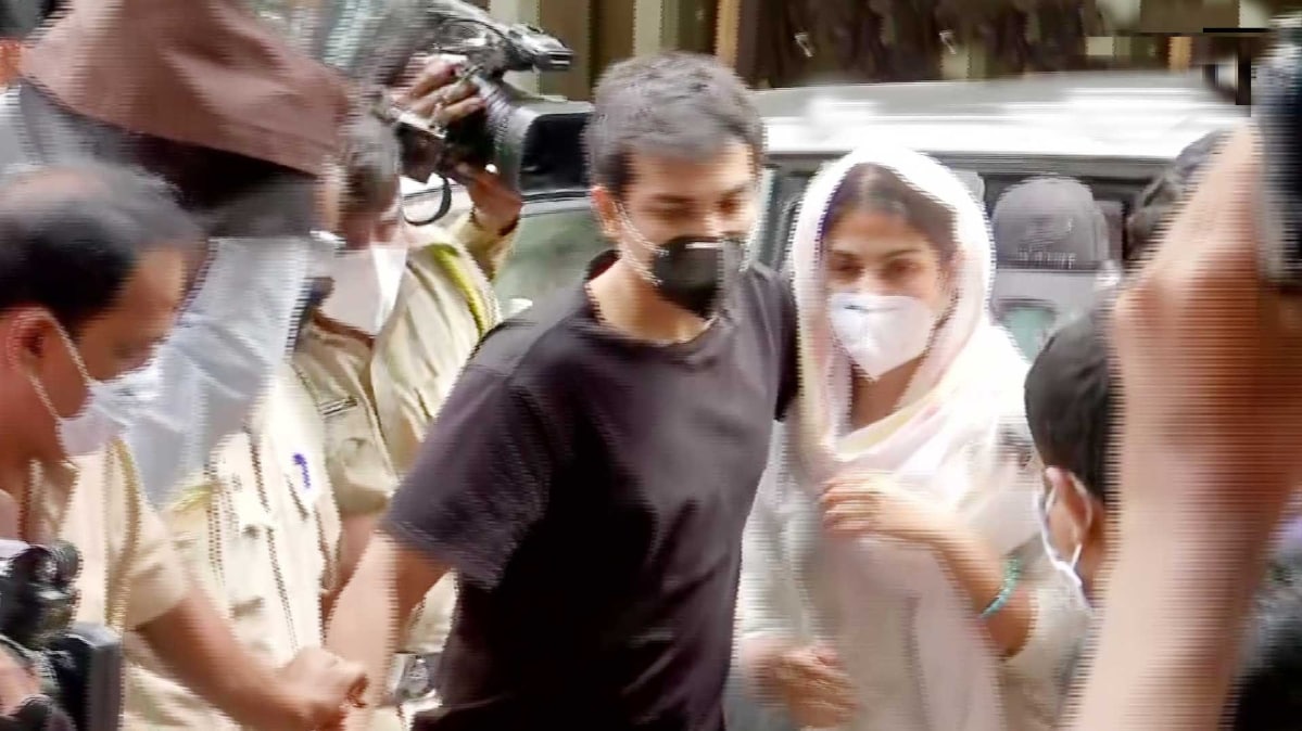 अभिनेत्री रिया चक्रवर्ती और भाई शोविक ईडी दफ्तर पहुंचे (फोटो-ANI)