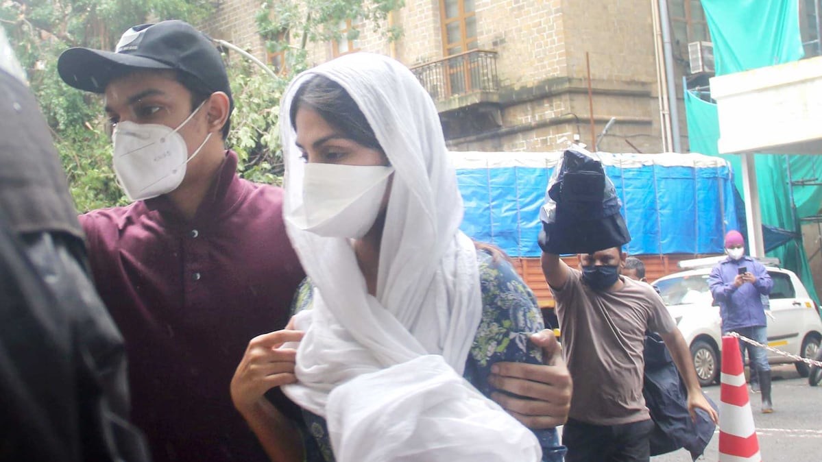 ईडी के दफ्तर पहुंचीं अभिनेत्री रिया चक्रवर्ती (फोटो-PTI)