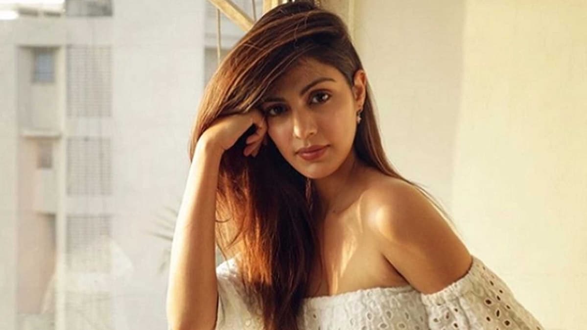 अभिनेत्री रिया चक्रवर्ती पर कस रहा शिकंजा