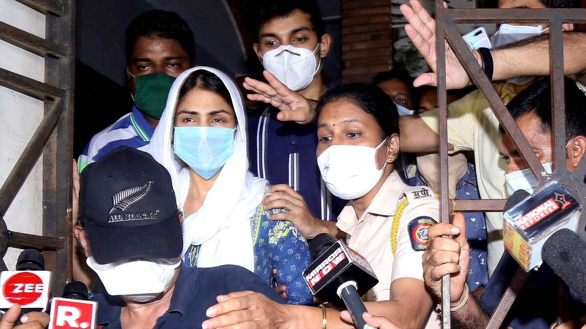 ईडी के दफ्तर से निकले रिया के भाई शोविक चक्रवर्ती (फोटो-PTI)