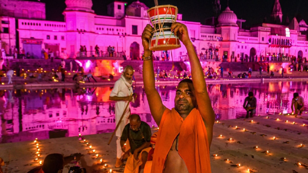 अयोध्या में हो रही राम मंदिर भूमि पूजन से पहले सरयू पर पहुंचे भक्त