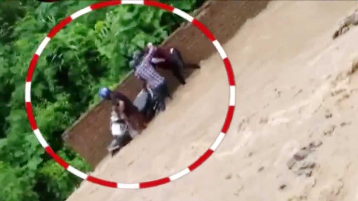 उफनते नाले में दो स्कूटी सवार बह गए