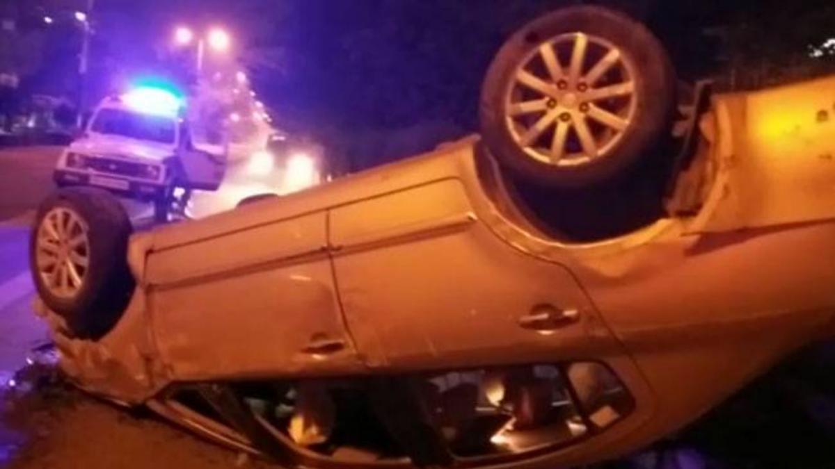 हादसे में पलटी कार (Representative Image)