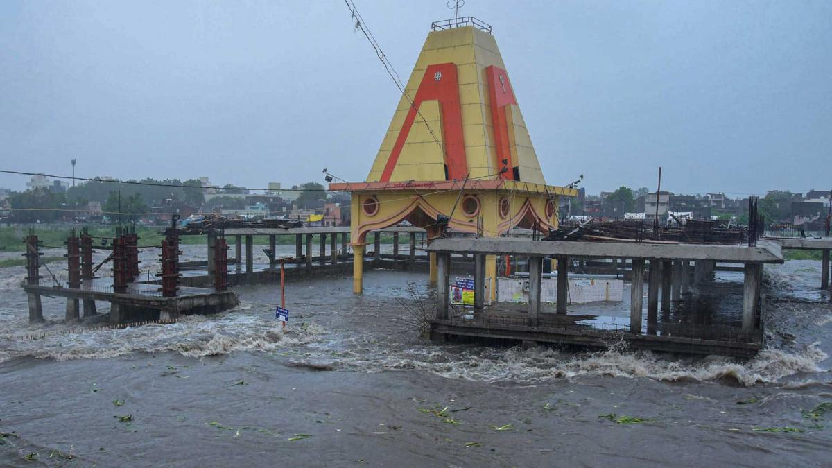 देश के कई राज्यों में बाढ़ (फोटो- PTI)