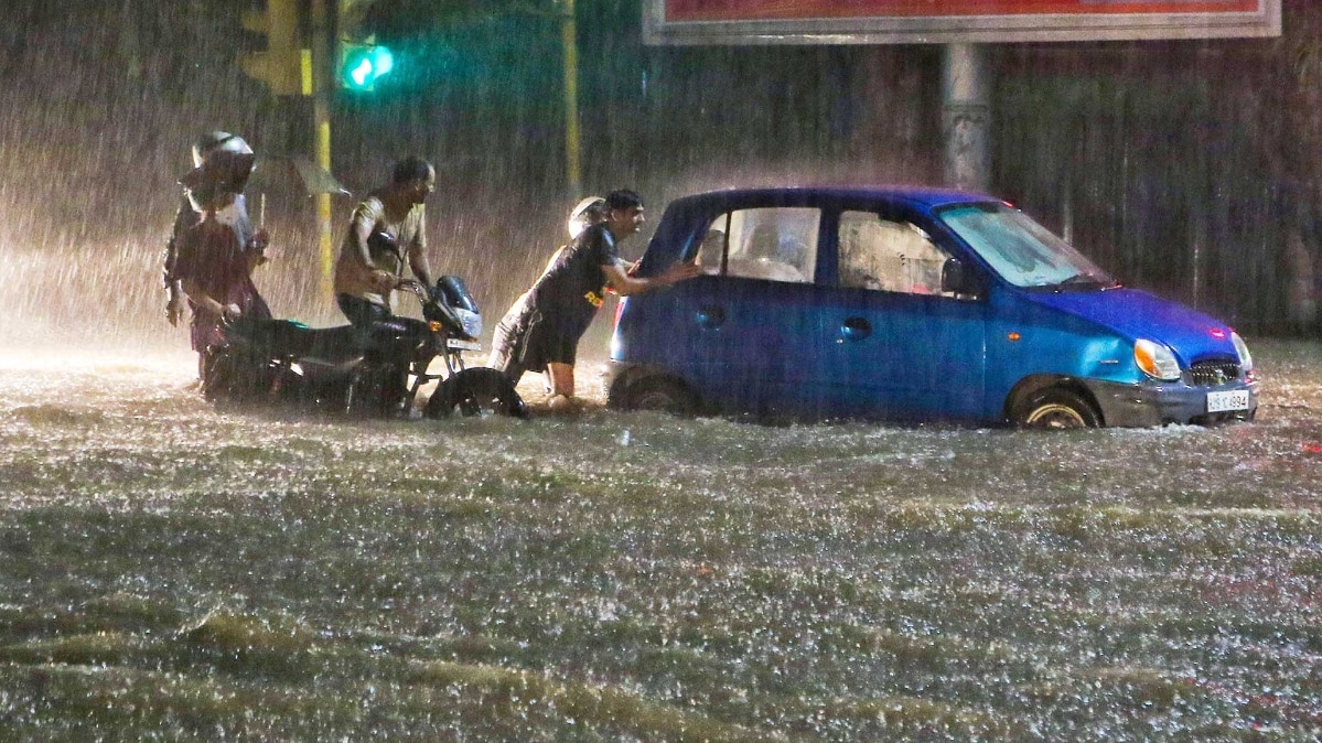 दिल्ली में भारी बारिश के बाद फंसी कार (फोटो-PTI)