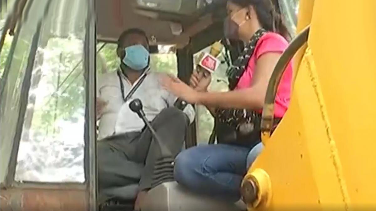 BMC bulldozer driver before Kangana ranaut office
