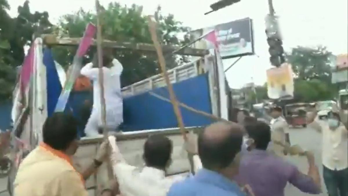 Clash between BJP-JAP workers in Patna