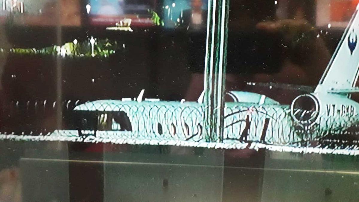 चार्टर्ड प्लेन से मुंबई रवाना 