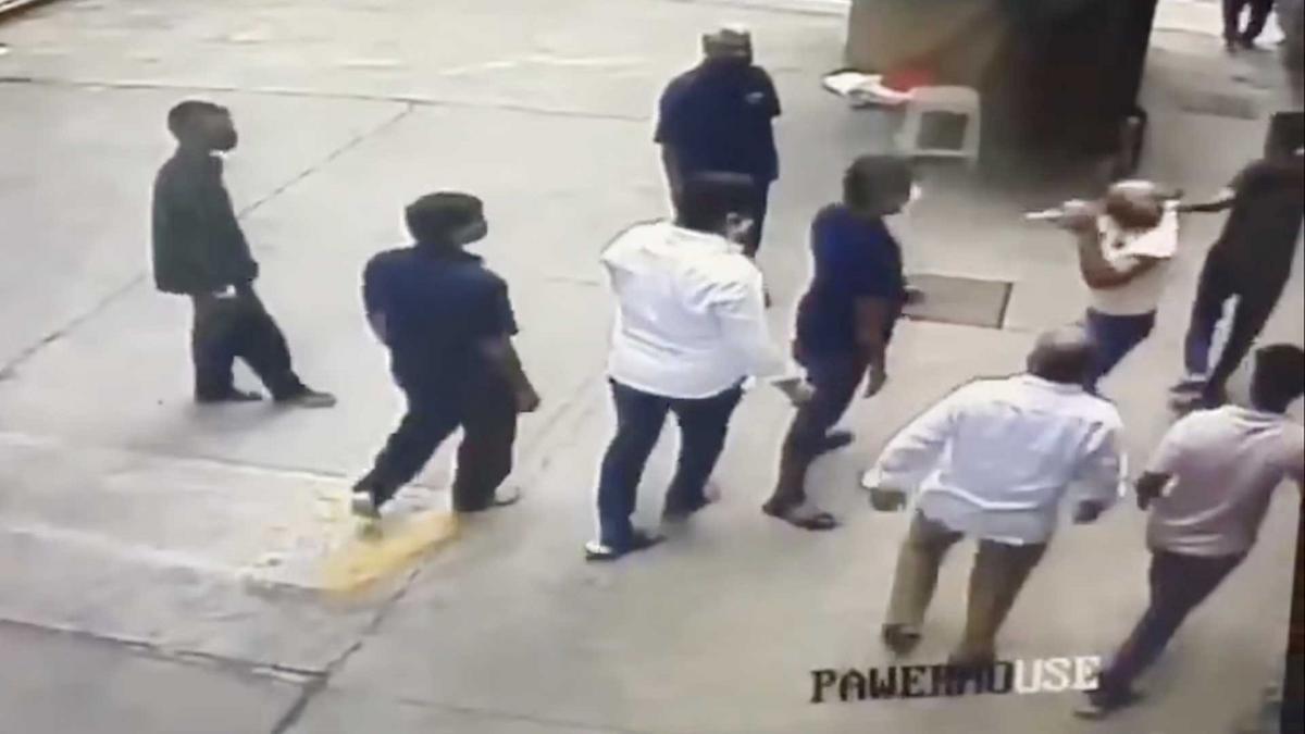 नौसेना के पूर्व अफसर की मारपीट