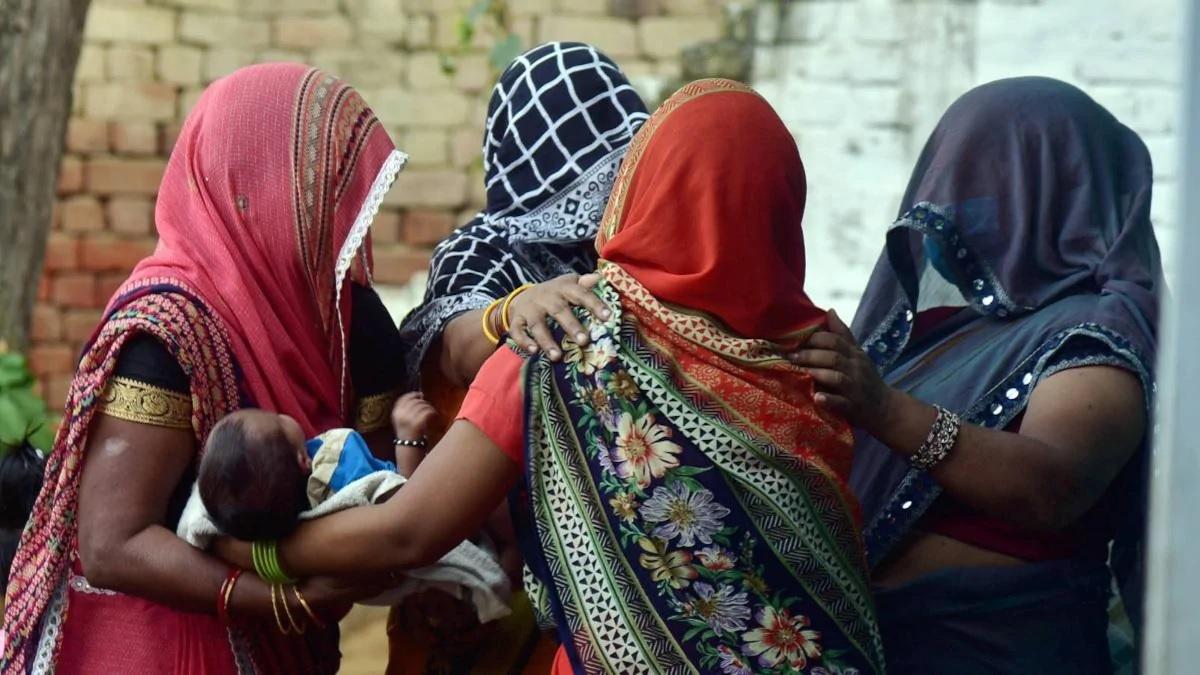 रोता-बिलखता पीड़िता का परिवार (तस्वीर-PTI)