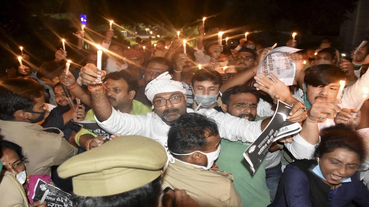 हाथरस कांड पर देशभर में उबाल (तस्वीर-PTI)