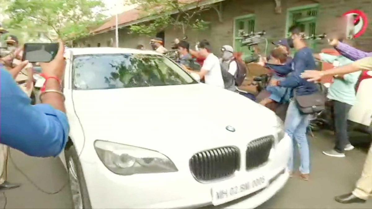 राजभवन पहुंची कंगना रनौत (फोटो- ANI)