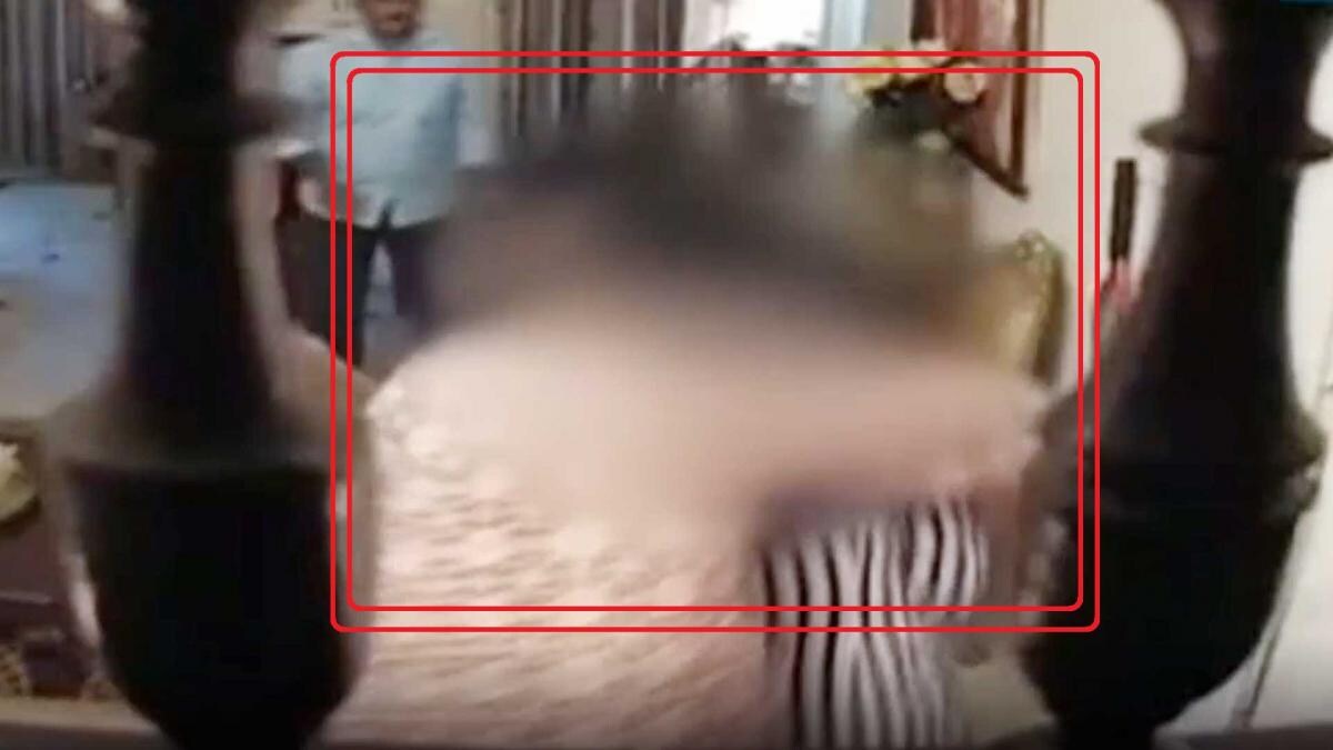 MP के स्पेशल DG ने पत्नी को बेरहमी से पीटा, देखें वायरल VIDEO - Special DG of MP brutally beats up wife, video gets viral - Madhya Pradesh AajTak