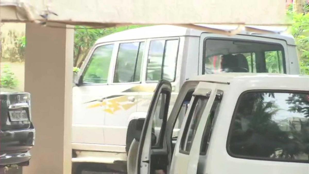 रिया को समन देने उनके घर पहुंची NCB (फोटो-ANI)