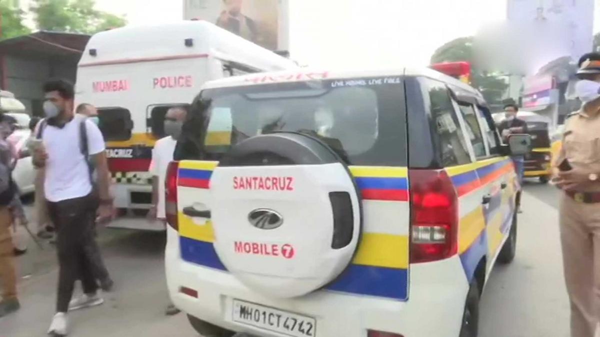 रिया चक्रवर्ती को मुंबई पुलिस ने किया एस्कॉर्ट (फोटो-ANI)